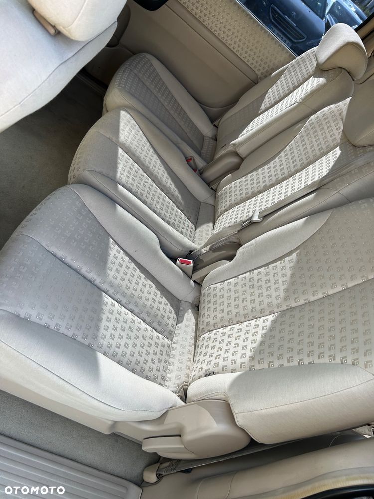 Kia Carnival - 25