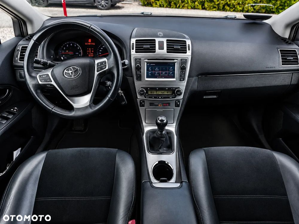 Toyota Avensis 2.0 Premium EU5 - 17