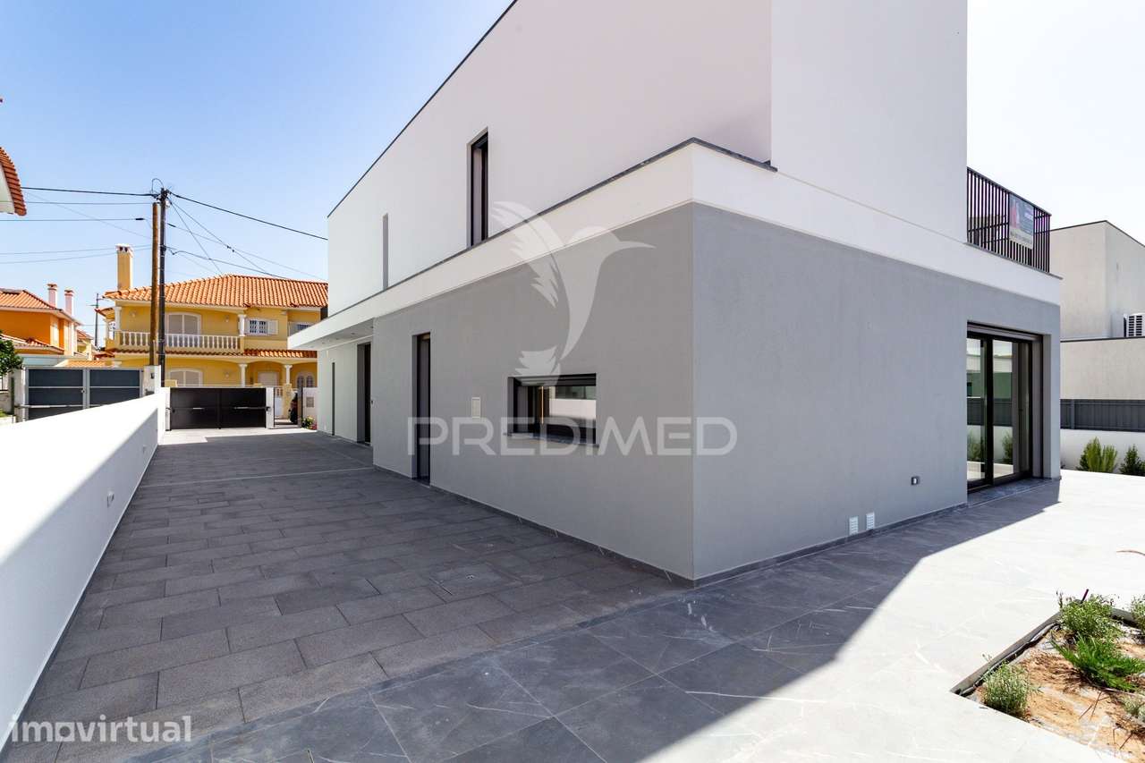 MORADIA ISOLADA T4 COM PISCINA, JARDIM E GARAGEM | PORTO SALVO - Grande imagem: 2/27