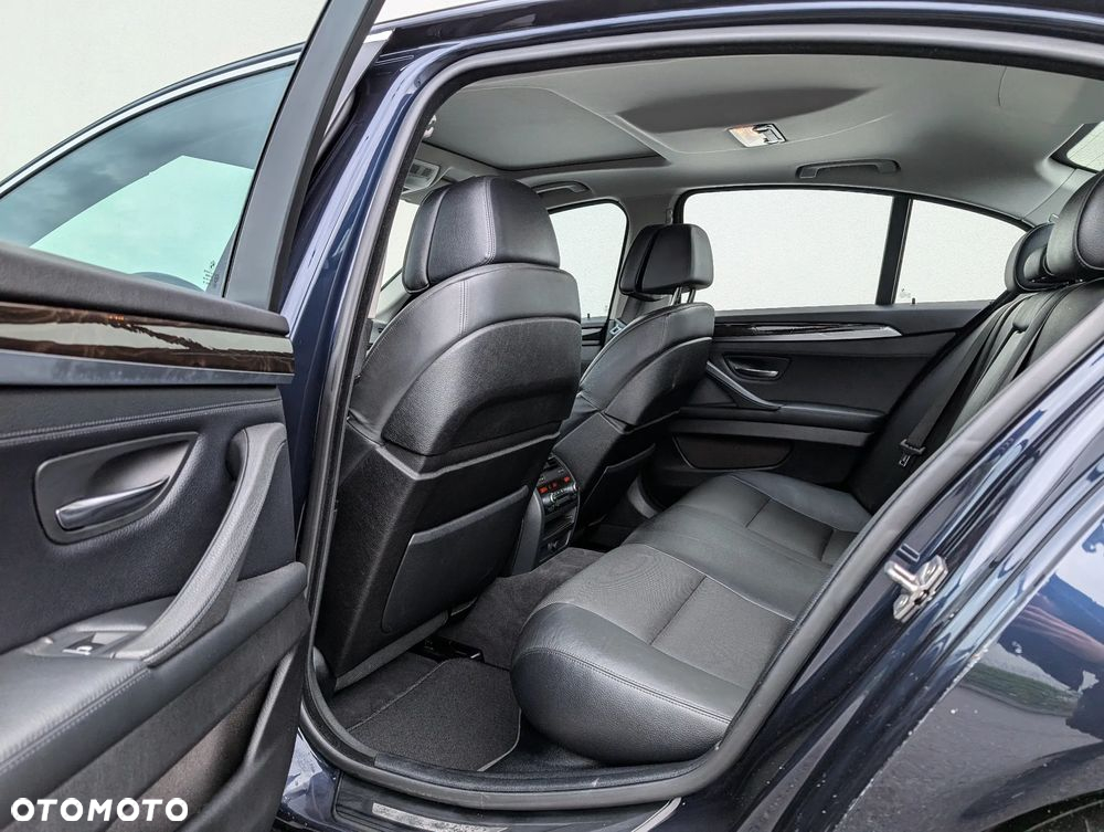 BMW Seria 5 550i - 8