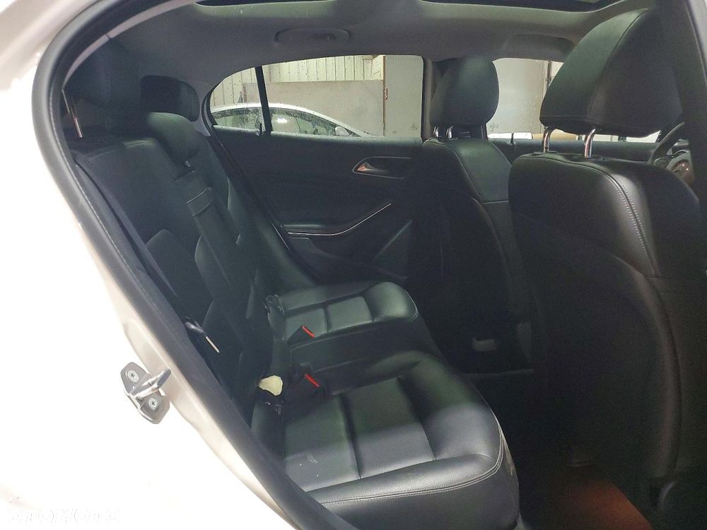 Mercedes-Benz GLA 250 4Matic 7G-DCT - 12