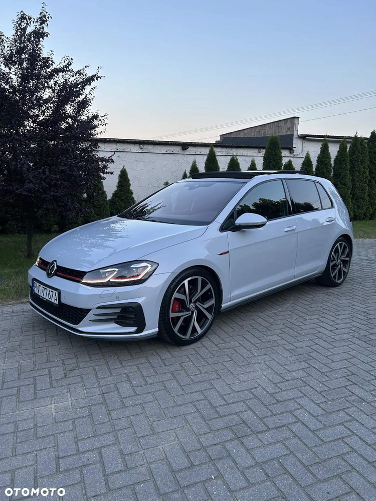 Volkswagen Golf - 1