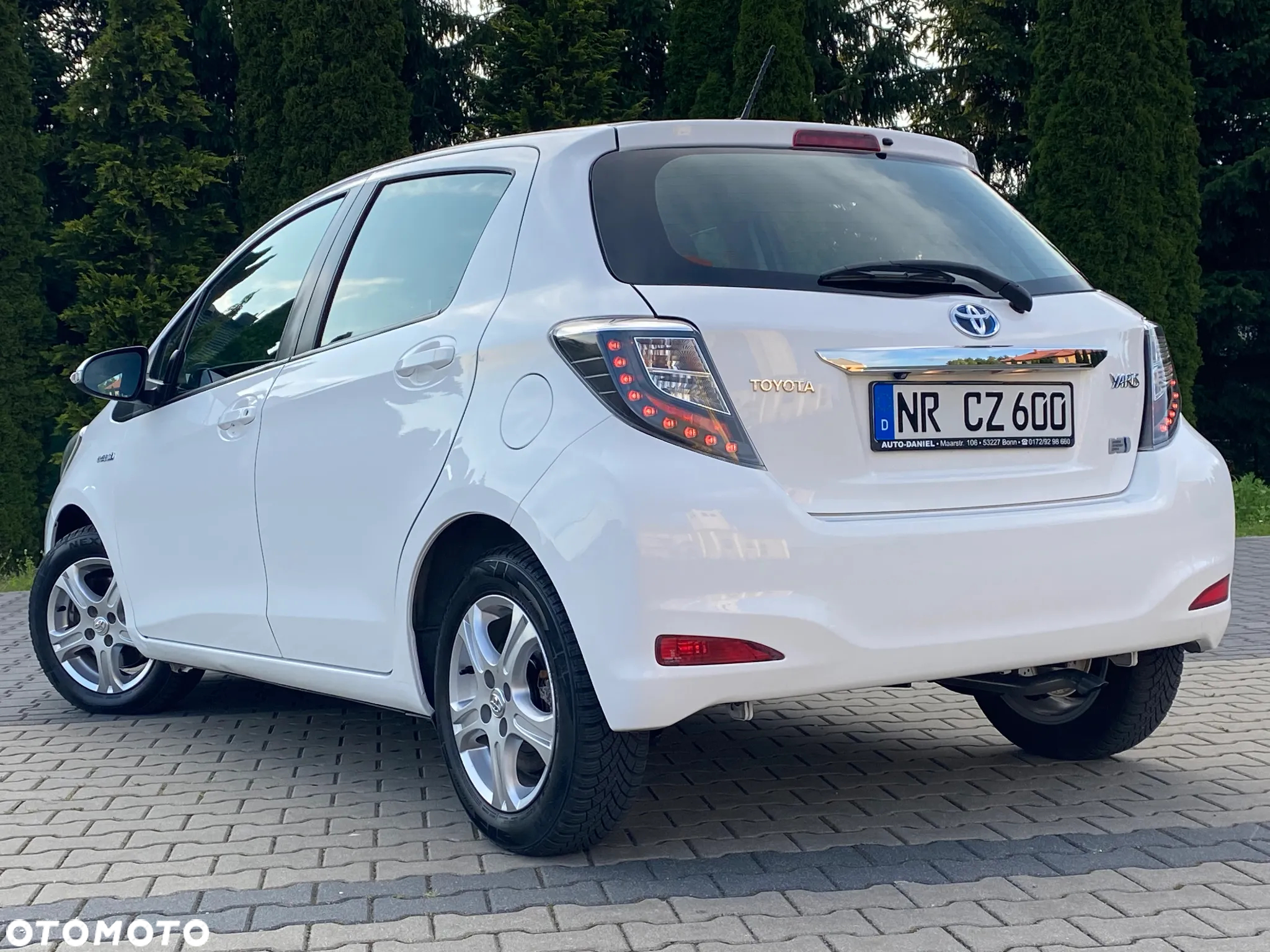 Toyota Yaris Hybrid 100 Premium - 8