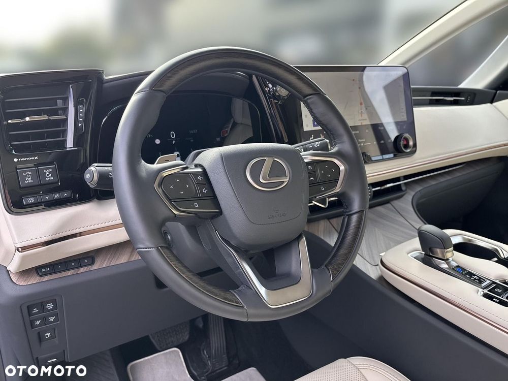 Lexus LM - 14