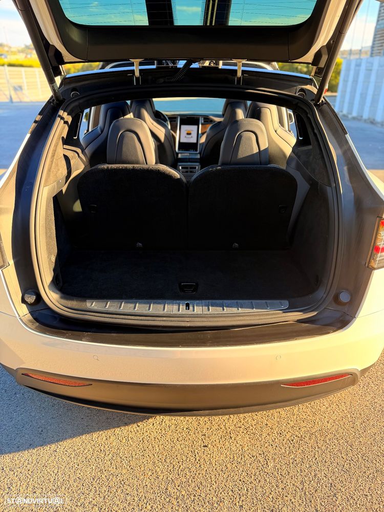 Tesla Model X - 9