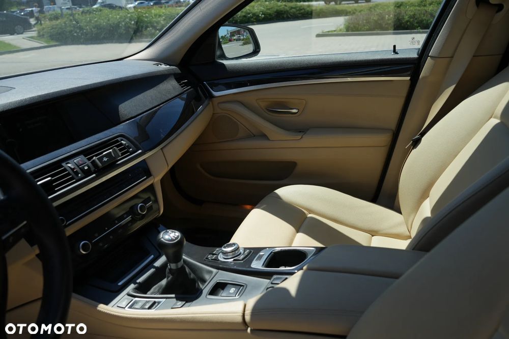 BMW Seria 5 520i - 23