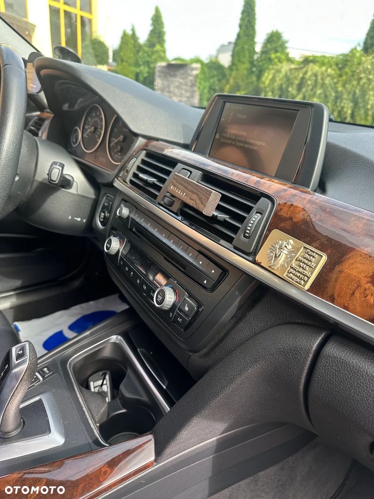 BMW Seria 3 328i xDrive - 38