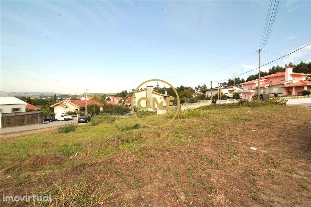 Terreno com 1400m2 de construção situa-se a apenas 3 minutos do centro - Grande imagem: 2/6