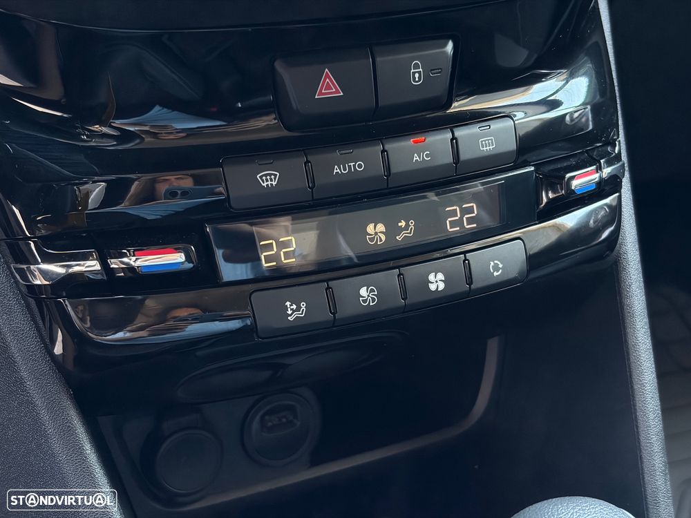 Peugeot 2008 1.2 PureTech Allure EAT6 - 26