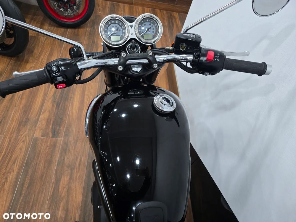Triumph Bonneville - 16