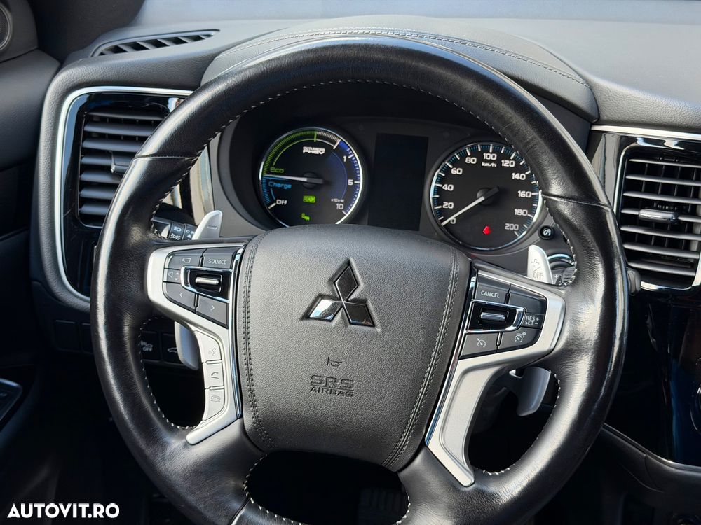 Mitsubishi Outlander ver-2-4-4wd-plug--in-hybrid-top - 19