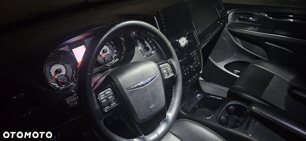 Chrysler Town & Country - 13