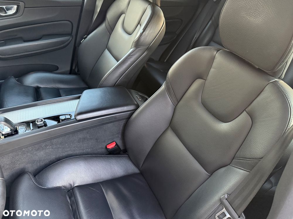 Volvo XC 60 B4 D Plus Dark - 35