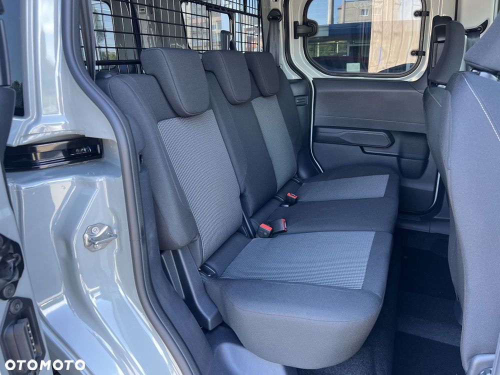Ford Transit Courier - 32