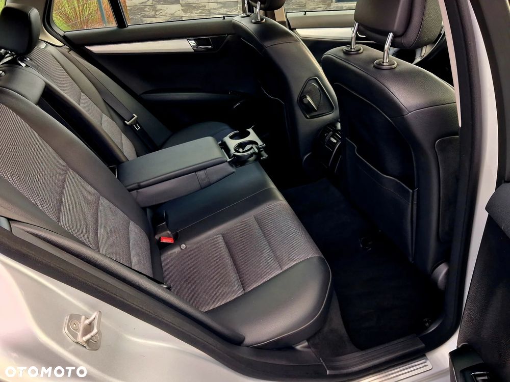 Mercedes-Benz Klasa C 180 CGI Automatik BlueEFFICIENCY Elegance - 28