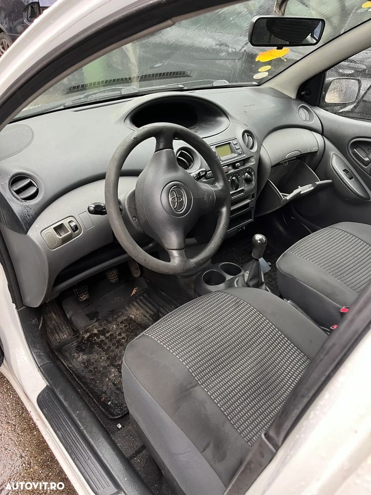 Dezmembrez Toyota Yaris alb benzina 2005 VVT-I - 5