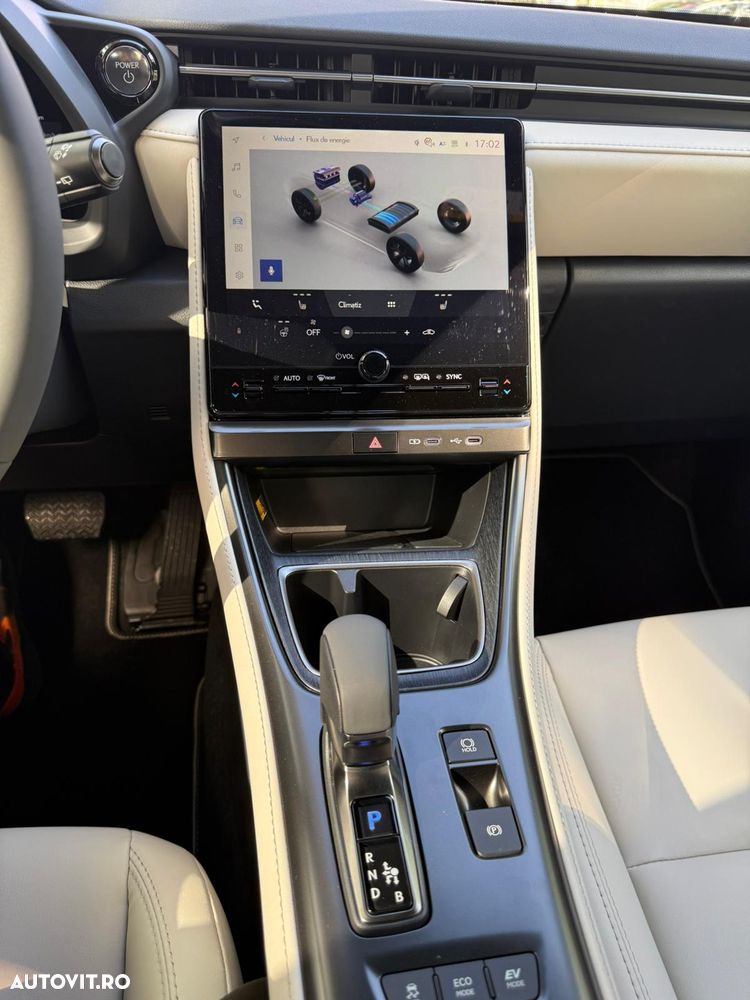 Lexus LBX - 13