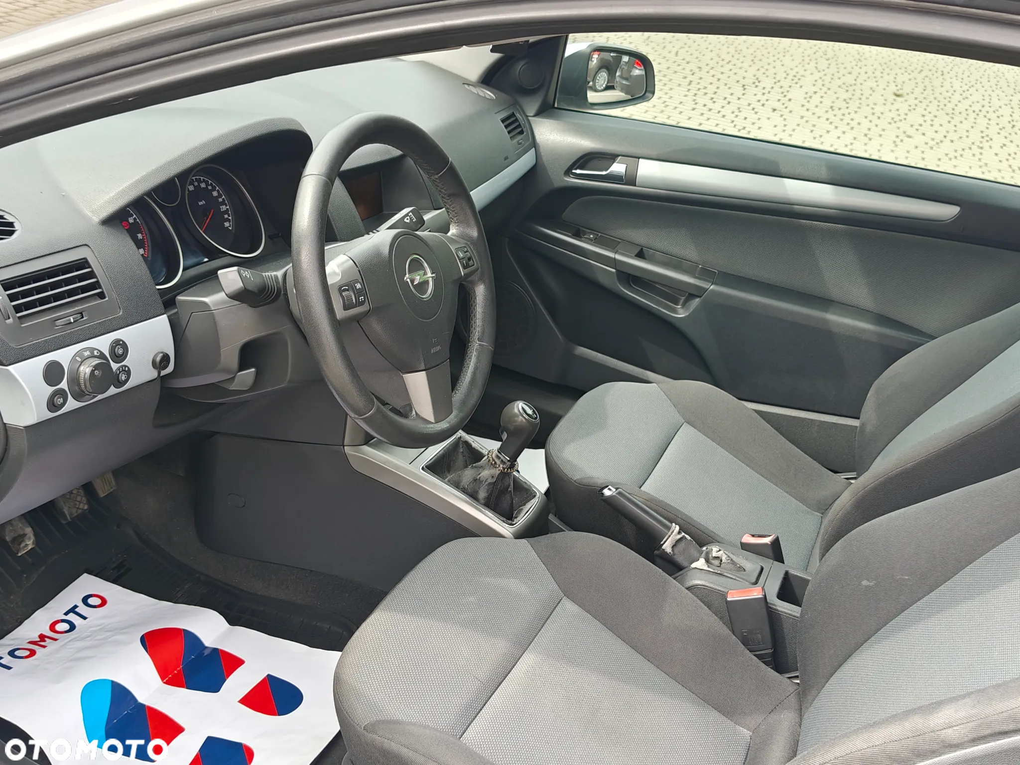 Opel Astra GTC 1.6 Cosmo - 7