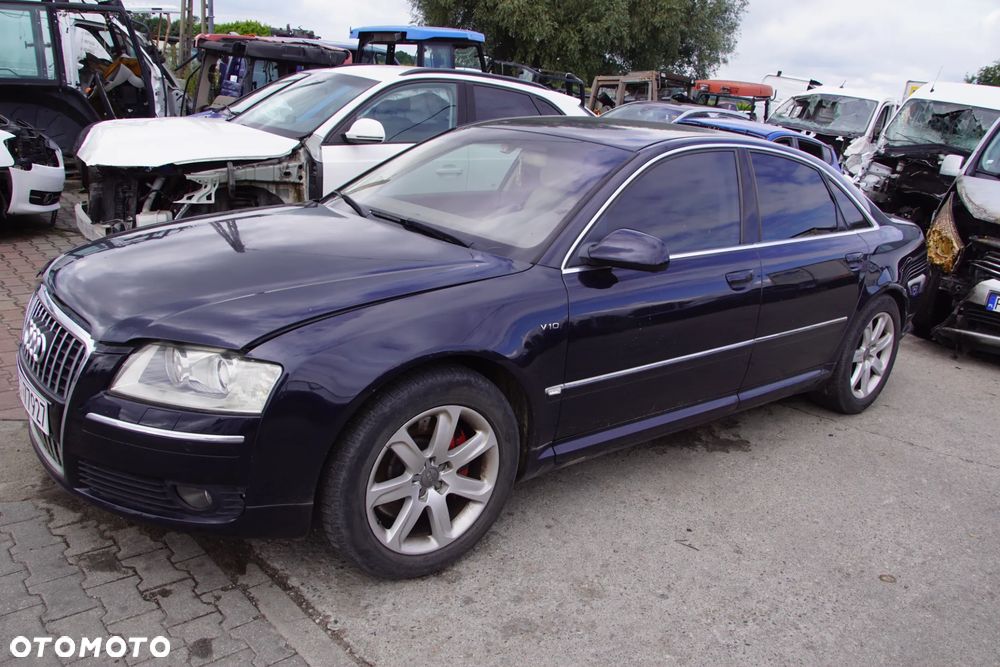 AUDI A8 D3 4.2 335 KM 2005  SILNIK BFM SKRZYNIA HHV  POJAZD NA CZĘŚCI. Tel. 692 106 889 silnik kompletny BFM, blok silnika, głowica lewa, głowica prawa, wał korbowy, wałek rozrządu, wałek ssący, wałek wydechowy, tłoki, korbowody, panewki, pierścienie tłokowe, miska olejowa, pompa oleju, smok olejowy, czujnik poziomu oleju, czujnik ciśnienia oleju, obudowa filtra oleju, chłodnica oleju, korek wlewu oleju, bagnet oleju, pokrywa zaworów lewa, pokrywa zaworów prawa, uszczelka pokrywy zaworów, kolektor ssący, kolektor wydechowy lewy, kolektor wydechowy prawy, przepustnica, listwa wtryskowa, wtryskiwacze, pompa paliwa, kosz pompy paliwa, regulator ciśnienia paliwa, filtr paliwa, przewody paliwowe, zbiornik paliwa, wlew paliwa, korek wlewu paliwa, obudowa filtra powietrza, przepływomierz, rura dolotowa, rezonator dolotu, przewody podciśnienia, zawór podciśnienia, odma, separator oleju, cewki zapłonowe, świece zapłonowe, wiązka silnika, sterownik silnika, moduł zapłonowy, czujnik położenia wału, czujnik położenia wałka rozrządu, czujnik temperatury silnika, czujnik spalania stukowego, czujnik ciśnienia, sonda lambda, alternator, rozrusznik, pompa wody, termostat, obudowa termostatu, chłodnica wody, wentylator chłodnicy lewy, wentylator chłodnicy prawy, obudowa wentylatorów, zbiornik wyrównawczy, korek zbiornika wyrównawczego, przewody chłodnicy, węże układu chłodzenia, nagrzewnica, przewody nagrzewnicy, koło pasowe wału, rolka prowadząca, rolka napinacza, napinacz paska, pasek osprzętu, łapa silnika lewa, łapa silnika prawa, poduszka silnika lewa, poduszka silnika prawa, osłona silnika górna, osłona silnika dolna, skrzynia biegów HHV, sterownik skrzyni biegów, mechatronika skrzyni, konwerter skrzyni biegów, sprzęgło hydrokinetyczne, miska skrzyni biegów, chłodnica oleju skrzyni, przewody oleju skrzyni, wybierak biegów, lewarek zmiany biegów, linka wybieraka, poduszka skrzyni biegów, łapa skrzyni biegów, wał napędowy, podpora wału, przegub wału, skrzynia rozdzielcza, reduktor, dyferencjał przedni, dyferencjał tylny, most przedni, most tylny, półoś przednia lewa, półoś przednia prawa, półoś tylna lewa, półoś tylna prawa, przegub zewnętrzny, przegub wewnętrzny, flansza napędowa, piasta przednia lewa, piasta przednia prawa, piasta tylna lewa, piasta tylna prawa, łożysko koła przednie, łożysko koła tylne, sanki przednie, sanki tylne, belka przednia, belka tylna, amortyzator przedni lewy, amortyzator przedni prawy, amortyzator tylny lewy, amortyzator tylny prawy, miech pneumatyczny przedni lewy, miech pneumatyczny przedni prawy, miech pneumatyczny tylny lewy, miech pneumatyczny tylny prawy, kolumna pneumatyczna przednia lewa, kolumna pneumatyczna przednia prawa, kompresor zawieszenia, pompa zawieszenia, sterownik zawieszenia, blok zaworowy zawieszenia, czujnik poziomowania, zbiornik powietrza zawieszenia, przewody pneumatyczne, wahacz przedni górny lewy, wahacz przedni górny prawy, wahacz przedni dolny lewy, wahacz przedni dolny prawy, wahacz tylny lewy, wahacz tylny prawy, zwrotnica przednia lewa, zwrotnica przednia prawa, zwrotnica tylna lewa, zwrotnica tylna prawa, stabilizator przedni, stabilizator tylny, łącznik stabilizatora lewy, łącznik stabilizatora prawy, drążek kierowniczy lewy, drążek kierowniczy prawy, końcówka drążka lewa, końcówka drążka prawa, maglownica, przekładnia kierownicza, pompa wspomagania, zbiornik płynu wspomagania, przewody wspomagania, kolumna kierownicza, krzyżak kolumny kierowniczej, zacisk hamulcowy przedni lewy, zacisk hamulcowy przedni prawy, zacisk hamulcowy tylny lewy, zacisk hamulcowy tylny prawy, jarzmo zacisku przednie, jarzmo zacisku tylne, tarcza hamulcowa przednia lewa, tarcza hamulcowa przednia prawa, tarcza hamulcowa tylna lewa, tarcza hamulcowa tylna prawa, klocki hamulcowe, pompa hamulcowa, serwo hamulcowe, moduł ABS, pompa ABS, czujnik ABS przedni, czujnik ABS tylny, przewód hamulcowy, linka hamulca postojowego, silniczek hamulca postojowego, sterownik hamulca postojowego, felga aluminiowa, koło kompletne, śruba koła, dekielek felgi, czujnik ciśnienia opony, zderzak przedni, zderzak tylny, belka zderzaka przedniego, belka zderzaka tylnego, absorber zderzaka, kratka zderzaka lewa, kratka zderzaka prawa, grill przedni, atrapa chłodnicy, ramka grilla, emblemat Audi, emblemat A8, maska, zawias maski lewy, zawias maski prawy, zamek maski, linka otwierania maski, siłownik maski, błotnik przedni lewy, błotnik przedni prawy, nadkole przednie lewe, nadkole przednie prawe, nadkole tylne lewe, nadkole tylne prawe, drzwi przednie lewe, drzwi przednie prawe, drzwi tylne lewe, drzwi tylne prawe, klamka zewnętrzna przednia lewa, klamka zewnętrzna przednia prawa, klamka zewnętrzna tylna lewa, klamka zewnętrzna tylna prawa, klamka wewnętrzna, zamek drzwi przednich, zamek drzwi tylnych, zawias drzwi, ogranicznik drzwi, mechanizm szyby przedni lewy, mechanizm szyby przedni prawy, mechanizm szyby tylny lewy, mechanizm szyby tylny prawy, silniczek szyby, szyba drzwi przednia lewa, szyba drzwi przednia prawa, szyba drzwi tylna lewa, szyba drzwi tylna prawa, szyba przednia, szyba tylna, szyba boczna lewa, szyba boczna prawa, uszczelka drzwi, uszczelka szyby, listwa drzwi, listwa progowa, listwa chromowana, próg lewy, próg prawy, dach, podszybie, pas przedni, wzmocnienie czołowe, osłona pod silnik, osłona podwozia, osłona nadkola, klapa bagażnika, zamek klapy bagażnika, zawias klapy bagażnika, siłownik klapy bagażnika, mechanizm domykania klapy, lusterko lewe, lusterko prawe, wkład lusterka lewy, wkład lusterka prawy, silniczek lusterka, kierunkowskaz lusterka, reflektor przedni lewy, reflektor przedni prawy, lampa tylna lewa, lampa tylna prawa, lampa klapy lewa, lampa klapy prawa, kierunkowskaz przedni, światło przeciwmgielne lewe, światło przeciwmgielne prawe, przetwornica xenon, żarnik xenon, moduł reflektora, sterownik poziomowania lamp, spryskiwacz reflektora lewy, spryskiwacz reflektora prawy, zbiornik płynu spryskiwaczy, pompka spryskiwaczy, dysza spryskiwacza, mechanizm wycieraczek, silnik wycieraczek, ramię wycieraczki lewe, ramię wycieraczki prawe, fotel kierowcy, fotel pasażera, kanapa tylna, oparcie tylnej kanapy, zagłówek przedni, zagłówek tylny, podłokietnik przedni, podłokietnik tylny, stelaż fotela, silniczek fotela, sterownik fotela, mata grzewcza fotela, boczek drzwi przedni lewy, boczek drzwi przedni prawy, boczek drzwi tylny lewy, boczek drzwi tylny prawy, deska rozdzielcza, konsola środkowa, tunel środkowy, schowek pasażera, kierownica, poduszka kierownicy, manetka kierunkowskazów, manetka wycieraczek, taśma kierownicy, licznik, zegary, wyświetlacz centralny, ekran nawigacji, radio, jednostka multimedialna, zmieniarka płyt, wzmacniacz audio, głośnik przedni, głośnik tylny, subwoofer, antena radiowa, moduł nawigacji, panel klimatyzacji, kratka nawiewu lewa, kratka nawiewu prawa, kratka nawiewu środkowa, dmuchawa nawiewu, rezystor dmuchawy, silniczek klapy nawiewu, parownik klimatyzacji, skraplacz klimatyzacji, osuszacz klimatyzacji, sprężarka klimatyzacji, - 5