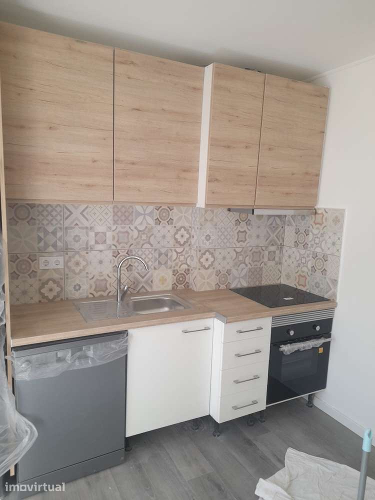 Apartamento T2 com varanda na Baixa da Banheira - Grande imagem: 2/17