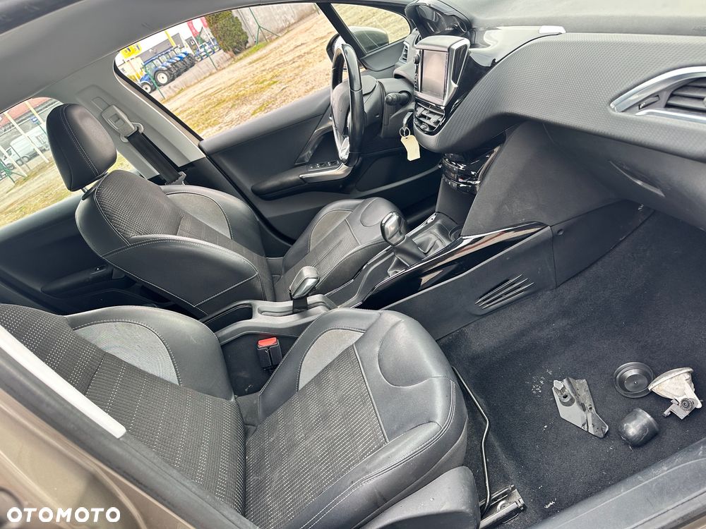 Peugeot 2008 BlueHDi 100 STOP & START Allure - 24