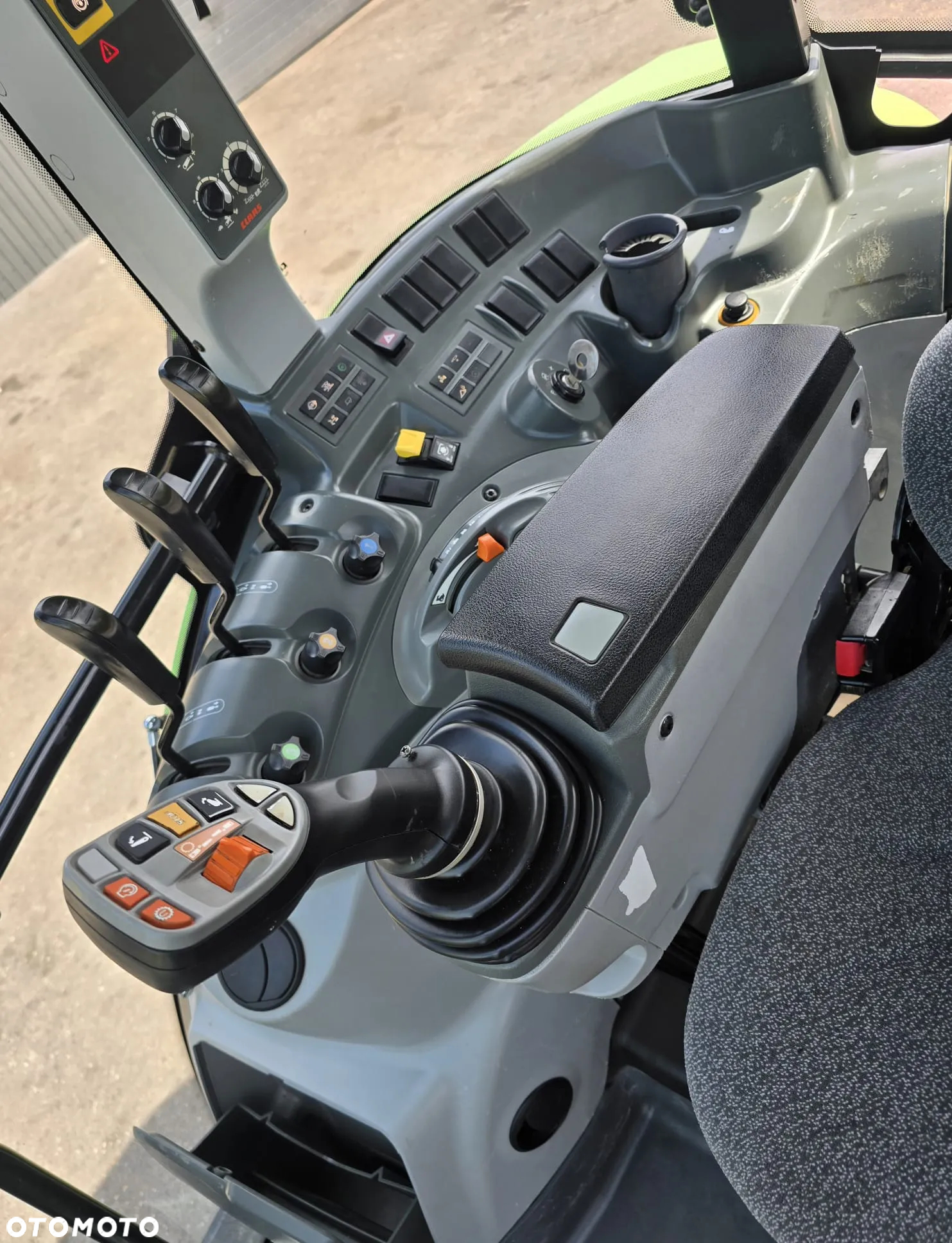 Claas Arion 430 - 12
