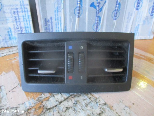 Grelha Friso 71295560 BMW E91 SW 2011 TRAS BMW E90 FASE 1 2005 320D 163CV 4P CINZA TRAS MEIO CENTRAL GRE VENTILAÇÃO - 1