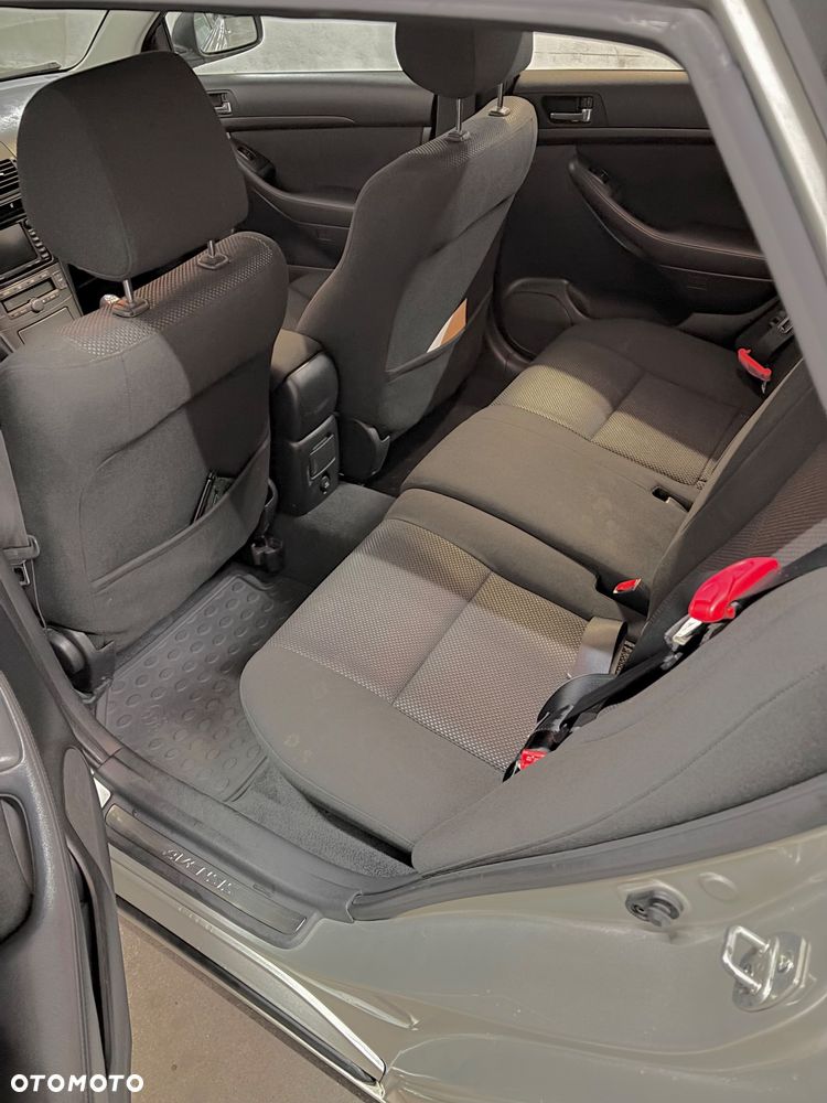 Toyota Avensis 1.8 VVT-i Combi - 11