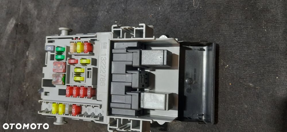 OPEL INSYGNIA A Sterownik silnika 1.8 A18XER 12654172 abjt Moduł komfortu 13586585 F00HJ1010 Moduł rec 22737768 00 avk Moduł komory silnika Skrzynka bezpieczników 13275874 ma Sterownik poduszek powietrznych srs 13589833 Skrzynka bezpieczników 13222786 - 17