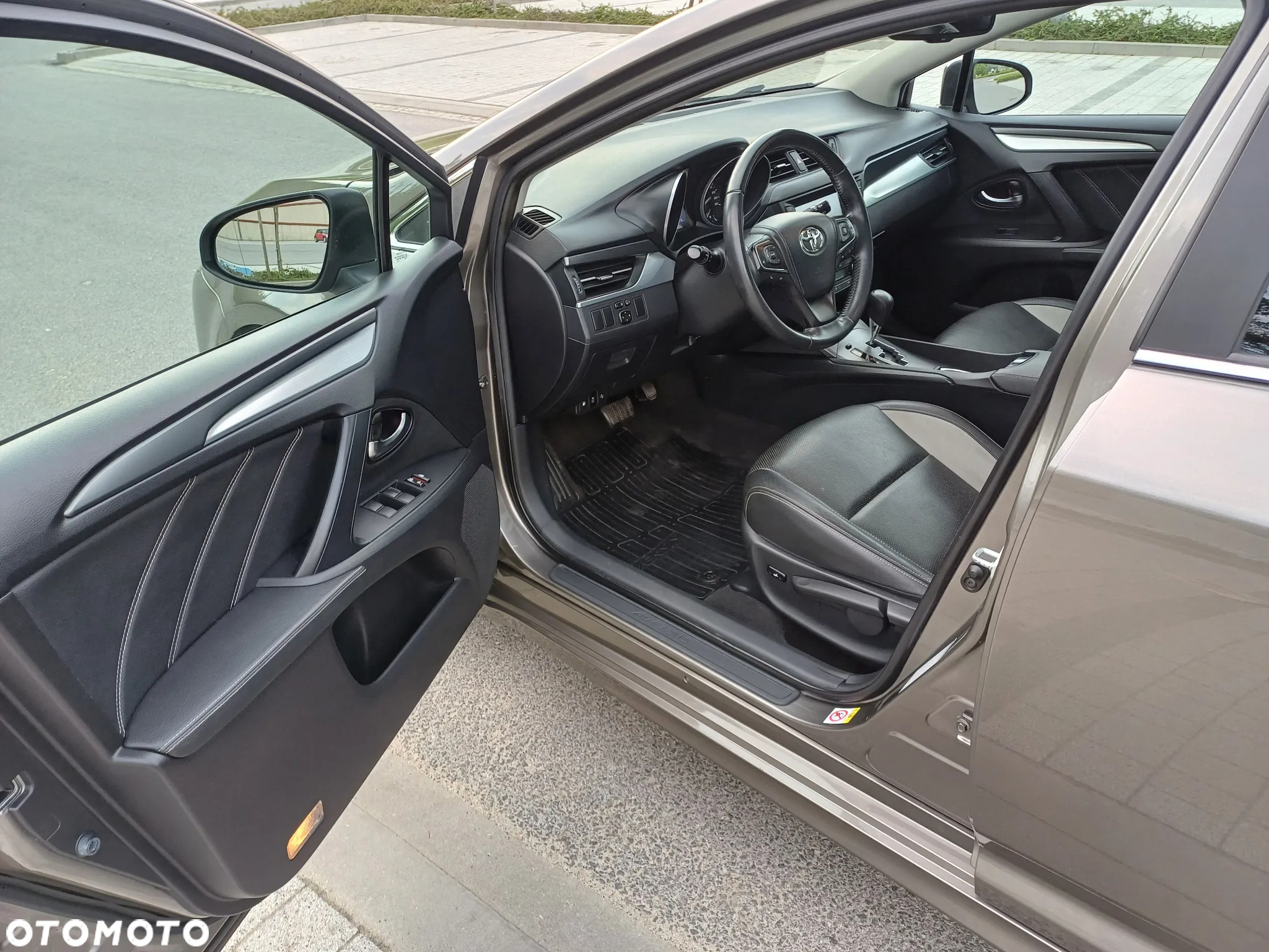 Toyota Avensis 1.8 Style MS - 10