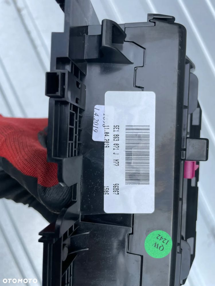 SKODA OCTAVIA III ŁADOWARKA INDUKCYJNA DOTYKOWA SCHOWEK 5E1863071J 3V0035502 - 3