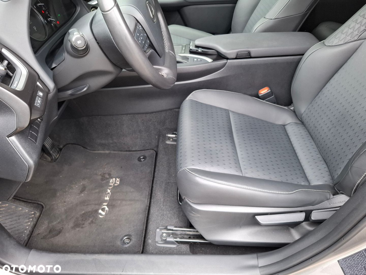Lexus UX 250h GPF F Impression 2WD - 14