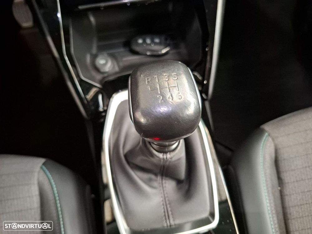 Peugeot 2008 1.2 PureTech Allure - 19