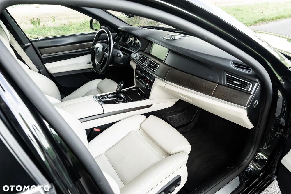BMW Seria 7 750i xDrive - 24
