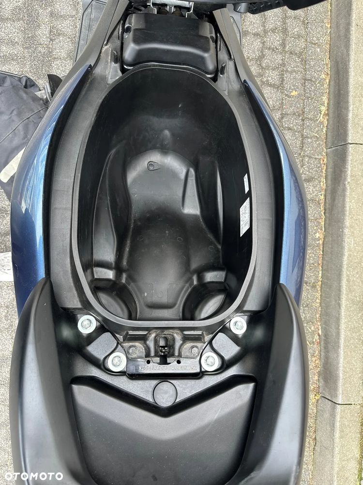 Yamaha NMAX - 11