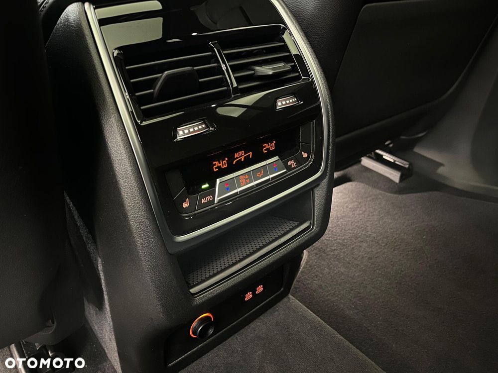 BMW X7 - 28