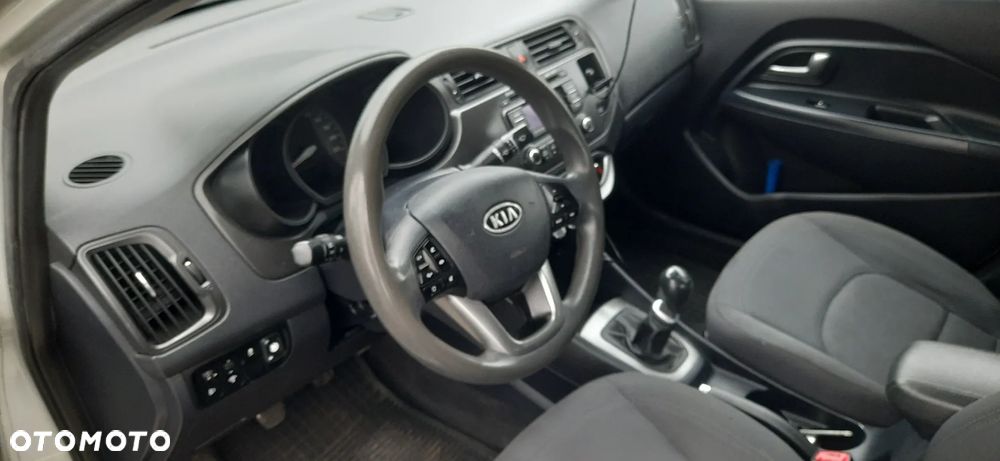 Kia Rio 1.4 L - 12