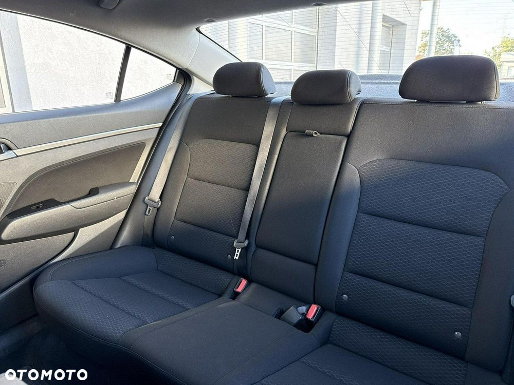 Hyundai Elantra 1.6 Comfort Premiere - 28