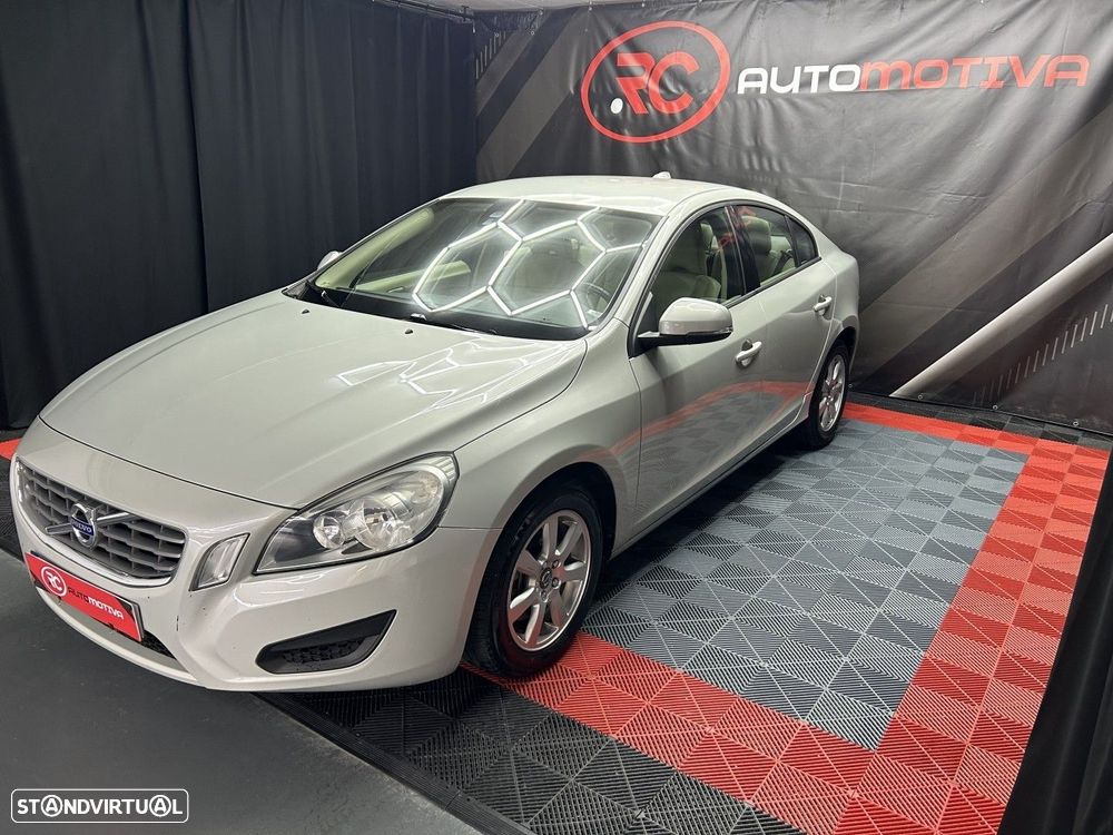 Volvo S60 2.0 D3 Momentum Geartronic - 3