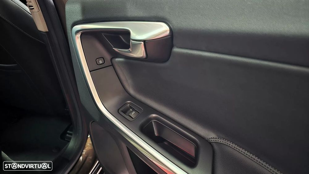 Volvo V60 Cross Country 2.0 D3 Momentum - 47