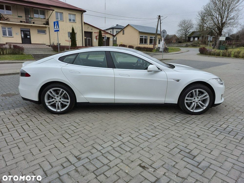 Tesla Model S - 6