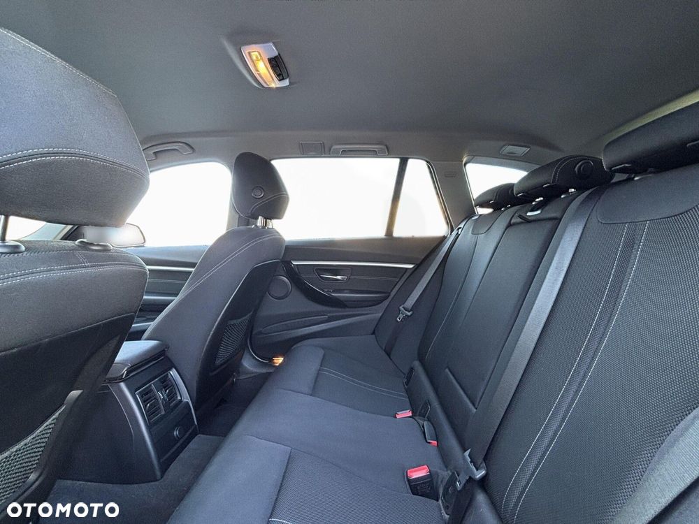 BMW Seria 3 320i GPF xDrive - 37