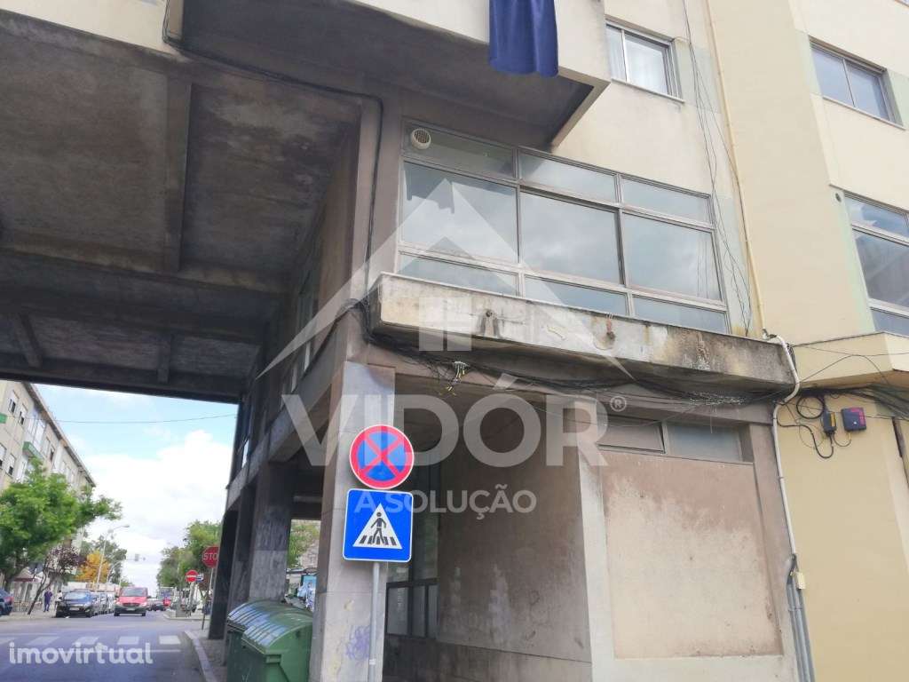Loja duplex c/ montras no Alto do Seixalinho - Barreiro - Grande imagem: 5/37