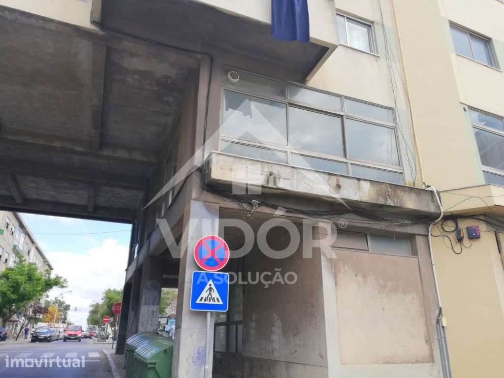 Loja duplex c/ montras no Alto do Seixalinho - Barreiro - Grande imagem: 5/37