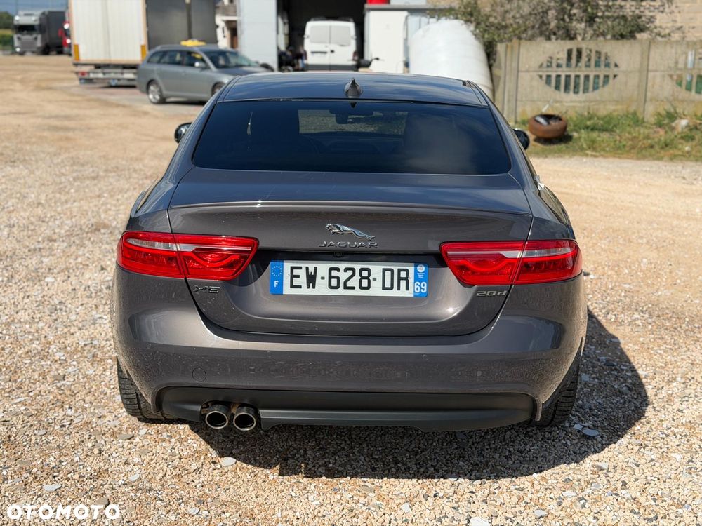 Jaguar XE 2.0 D R-Sport - 6