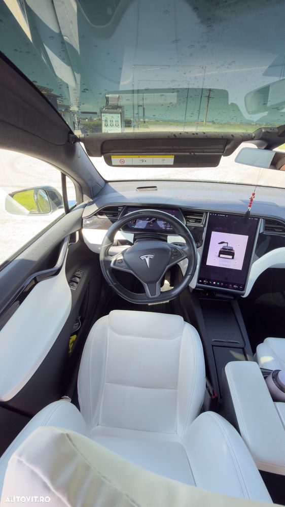 Tesla Model X - 14