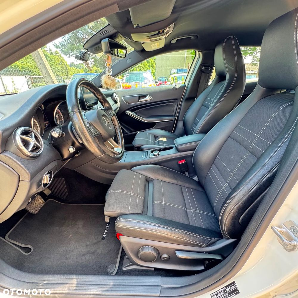 Mercedes-Benz GLA 200 7G-DCT - 11