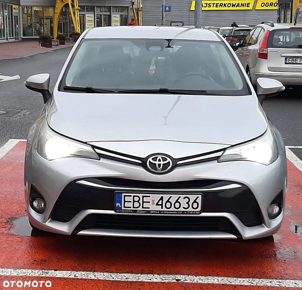 Toyota Avensis 1.6 Premium - 1