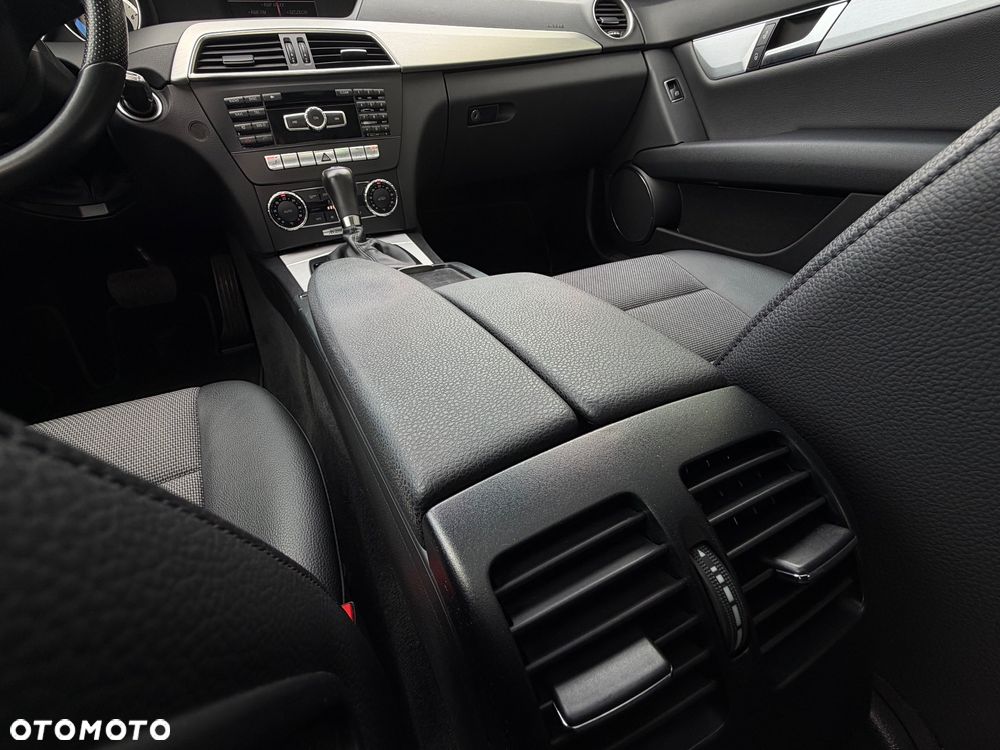 Mercedes-Benz Klasa C 250 CGI Automatik BlueEFFICIENCY Avantgarde - 23
