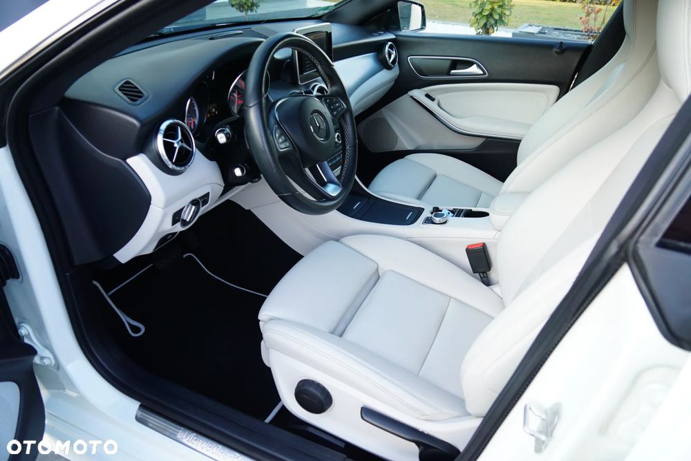 Mercedes-Benz CLA 180 7G-DCT UrbanStyle Edition - 22